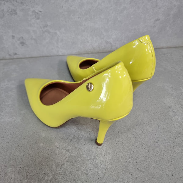 Yellow hot sale pointed shoes